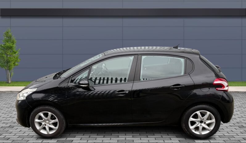 
								Peugeot 208 1.2L full									