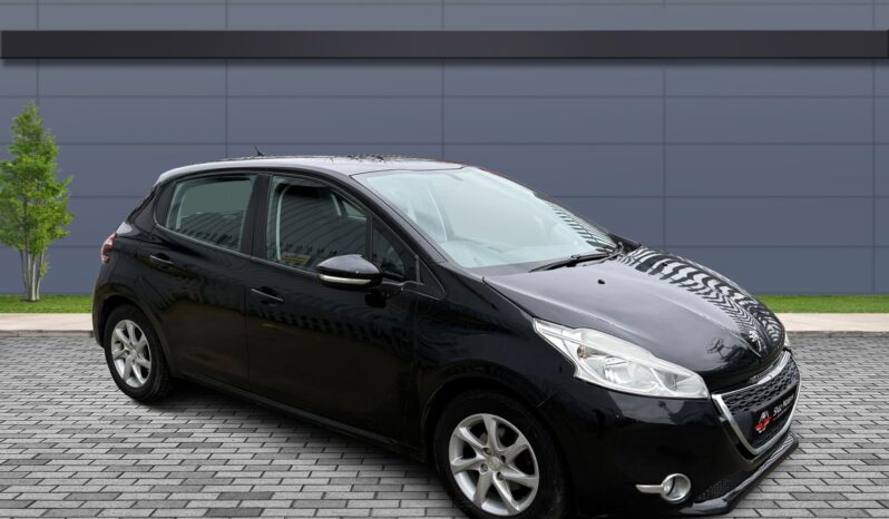 
								Peugeot 208 1.2L full									