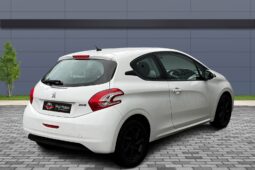 
										Peugeot 208 1.2L full									