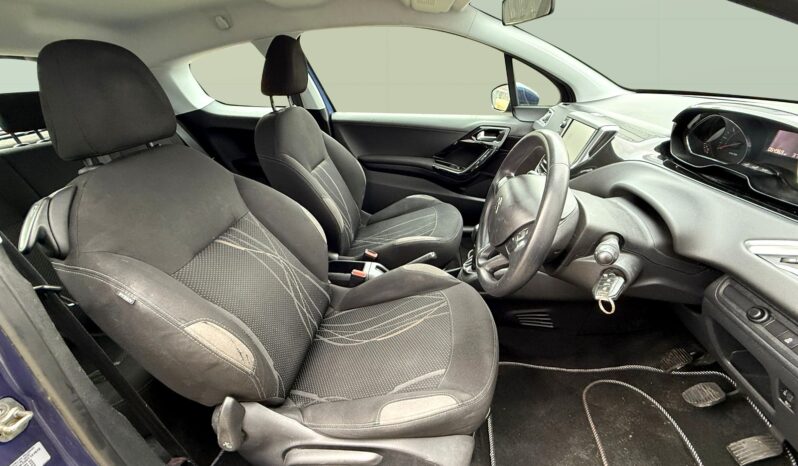 
								Peugeot 208 1.2L full									