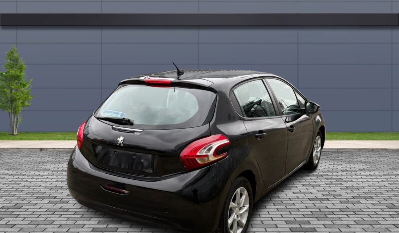 
								Peugeot 208 1.2L full									