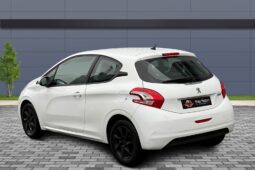 
										Peugeot 208 1.2L full									