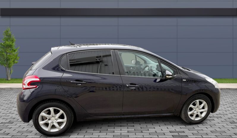 
								Peugeot 208 1.2L full									