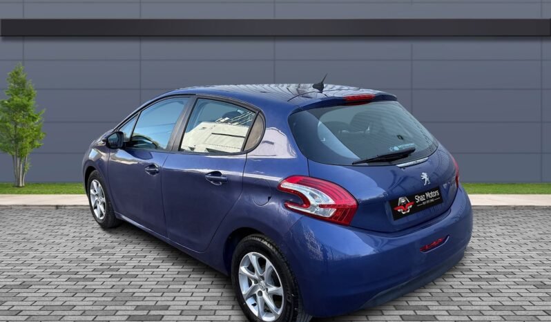 
								Peugeot 208 1.2L full									