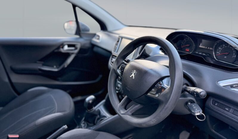 
								Peugeot 208 1.2L full									