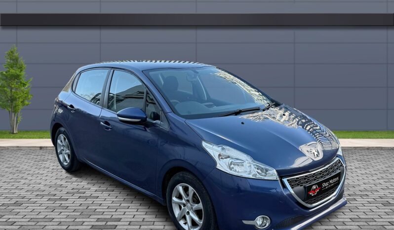 
								Peugeot 208 1.2L full									