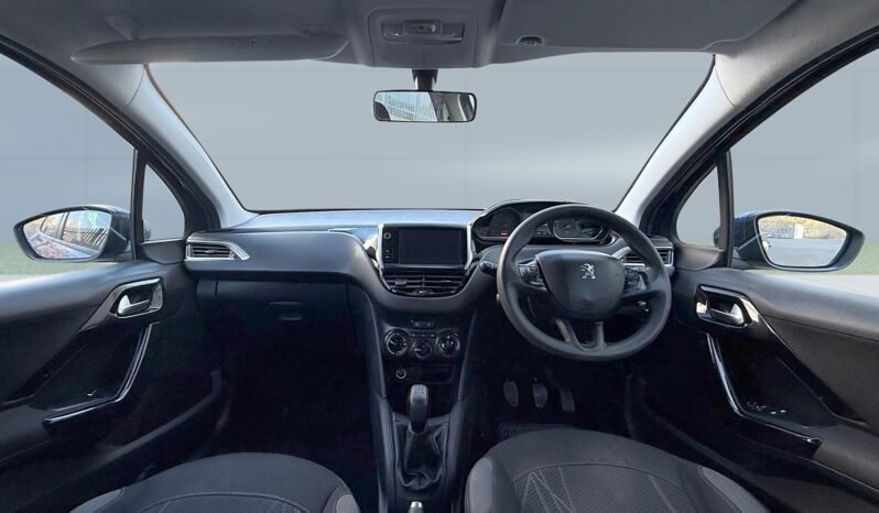 
								Peugeot 208 1.2L full									