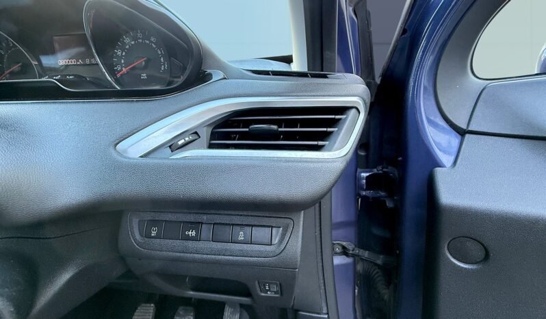 
								Peugeot 208 1.2L full									