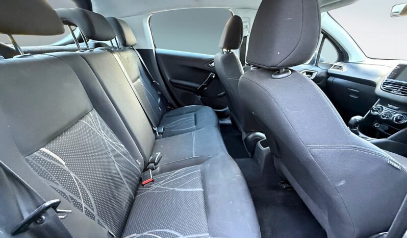 
								Peugeot 208 1.2L full									