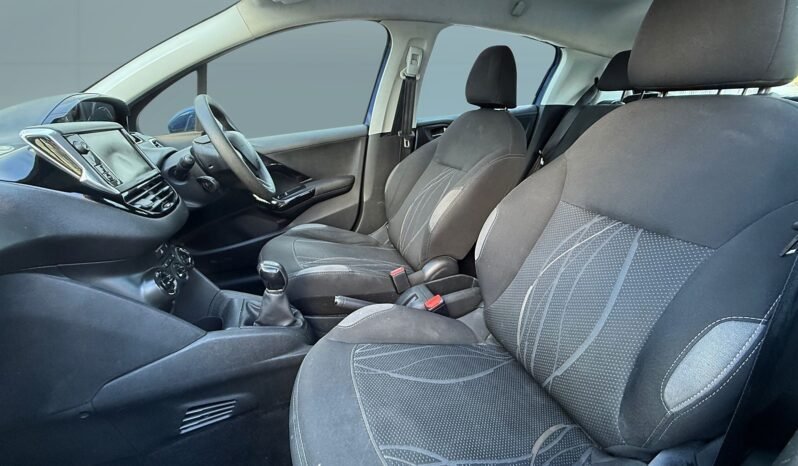 
								Peugeot 208 1.2L full									