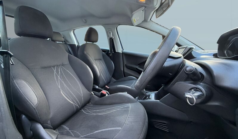 
								Peugeot 208 1.2L full									