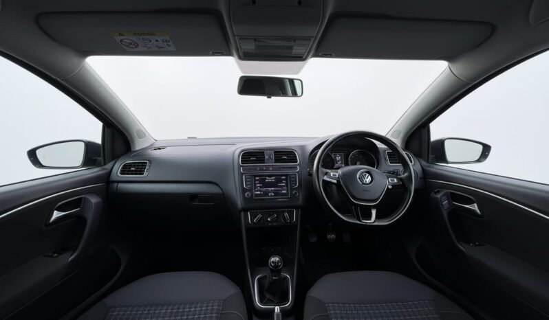 
								Volkswagen Polo 1.0L Manual full									