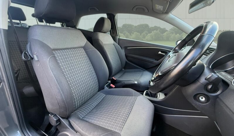 
								Volkswagen Polo 1.0L Manual full									