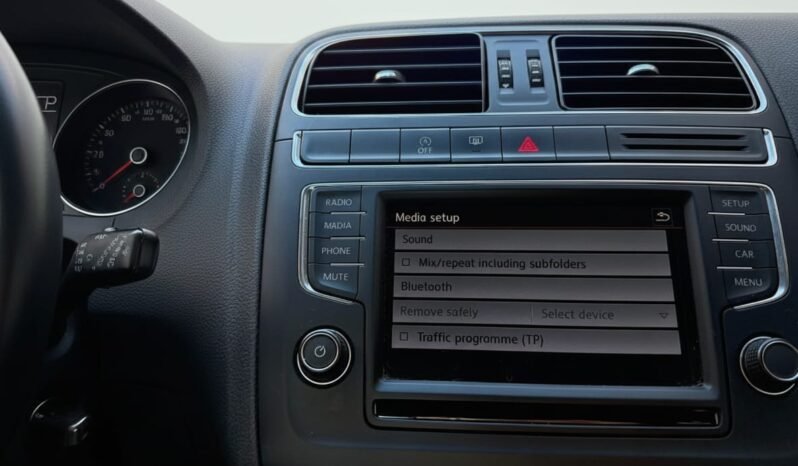 
								Volkswagen Polo 1.0L Manual full									