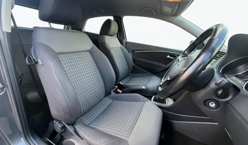 
								Volkswagen Polo 1.0L Manual full									