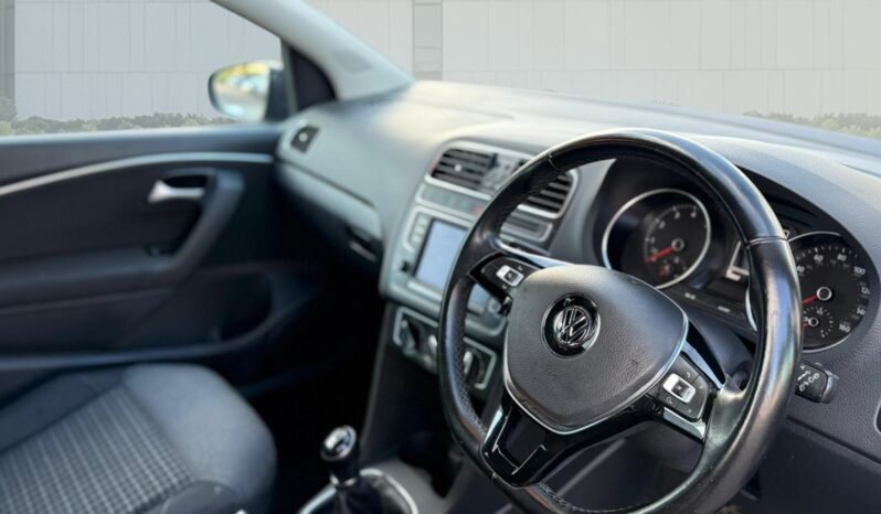 
								Volkswagen Polo 1.0L Manual full									